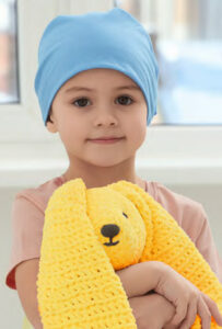 Bambina malata con coniglietto