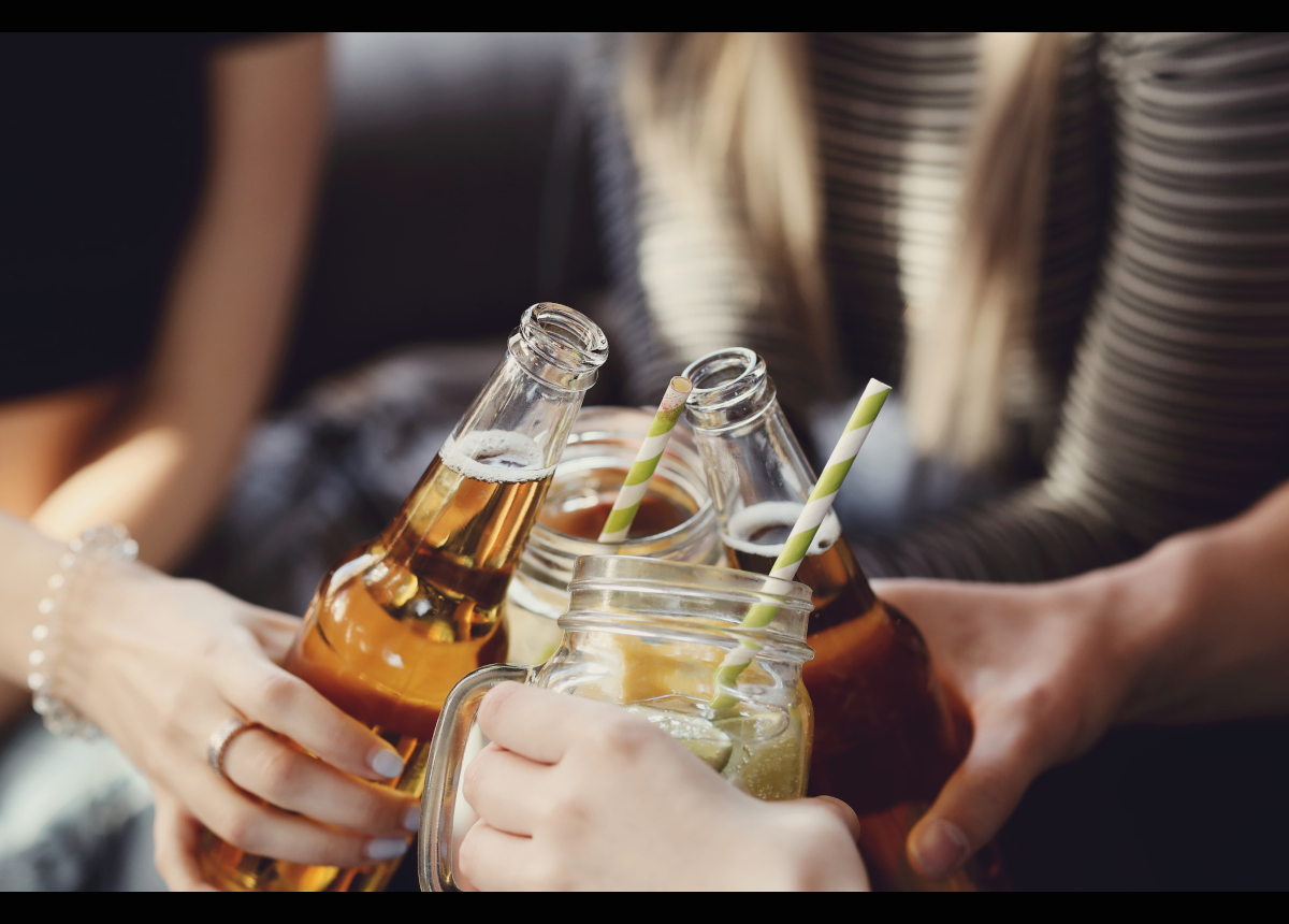 Giovani e alcol: 680mila minorenni bevono, i maschi di più